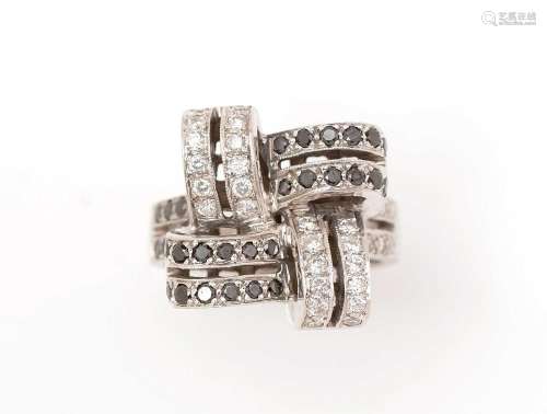 A diamond and black diamond bow pattern ring,