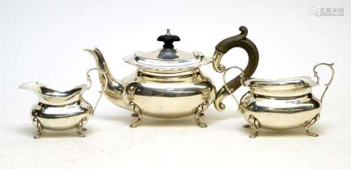 An Edwardian three piece silver bachelors tea service, by Ho...