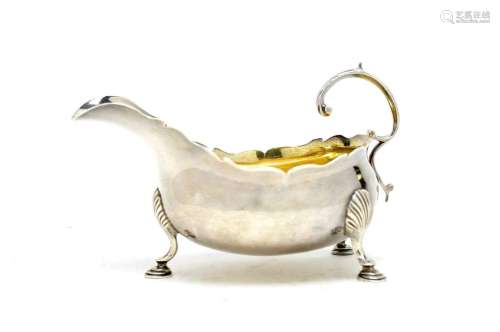A George III silver sauce boat, by William & Robert Peas...