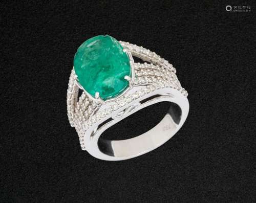 Emerald7,25 cts and diamond ring