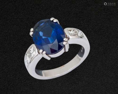 Blue sapphire ring 6,40 cts and diamonds