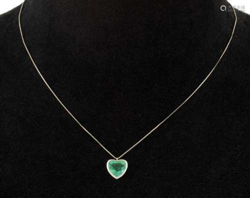 Heart cut emerald 1,80 cts pendant