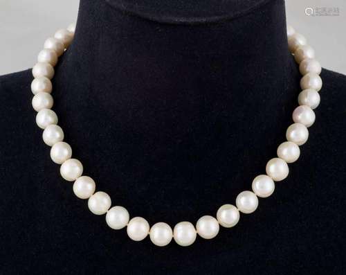 Cultured pearl necklace