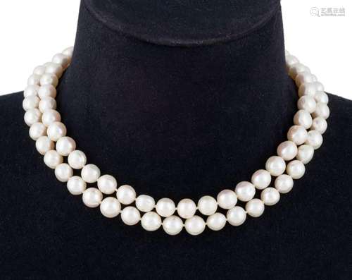 Long pearl necklace