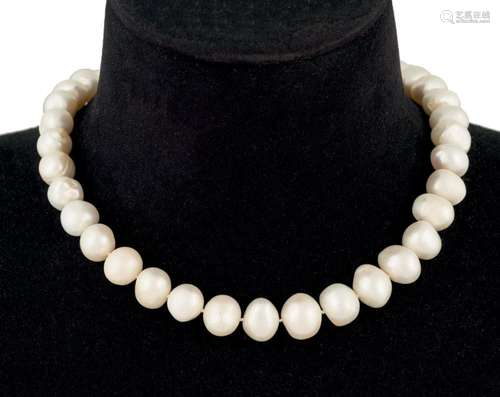 Cultured pearl necklace with gold clasp