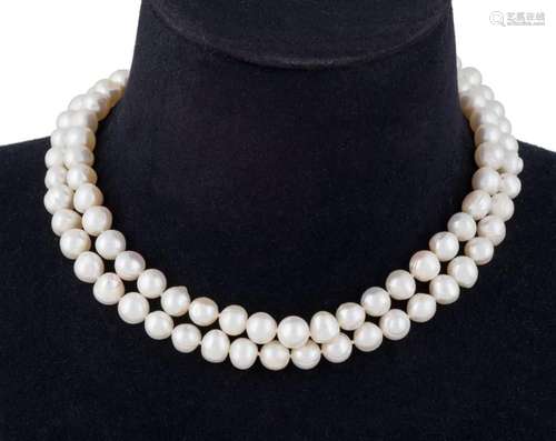 Long cultured pearl necklace