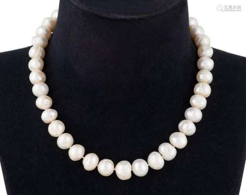 Cultured pearl necklace with gold clasp