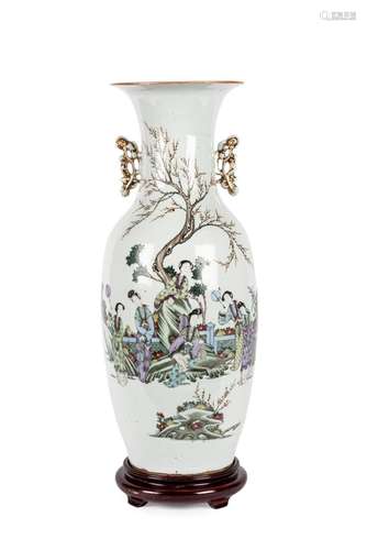 A Chinese porcelain vase 19th Century