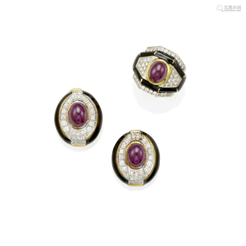 A SET OF GOLD, RUBY, DIAMOND AND ONYX RING AND EARCLIPS