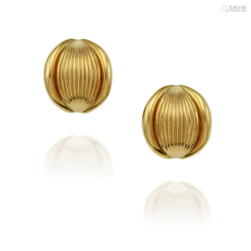 A PAIR OF 18K GOLD EARCLIPS