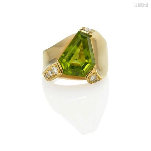 AN 18K GOLD, PERIDOT AND DIAMOND RING