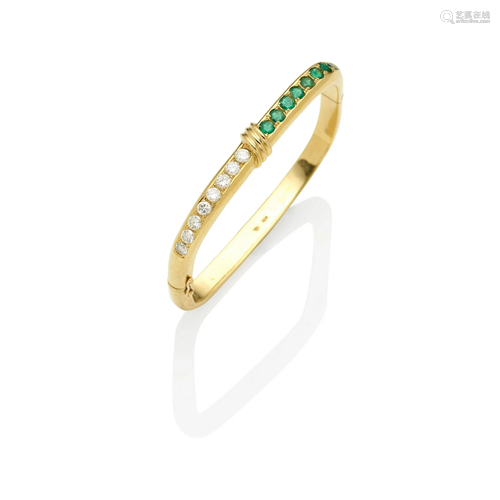 AN 18K GOLD DIAMOND AND EMERALD BANGLE