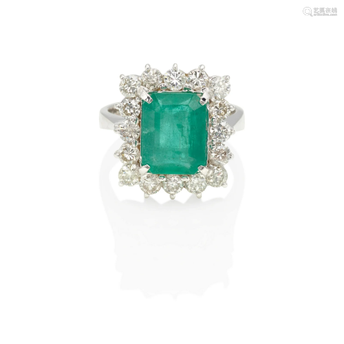 AN 18K WHITE GOLD, EMERALD AND DIAMOND RING