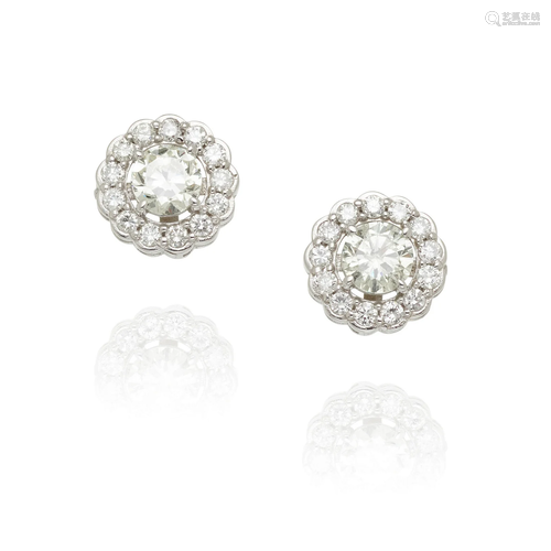 A PAIR OF 18K WHITE GOLD AND DIAMOND STUD EARRINGS