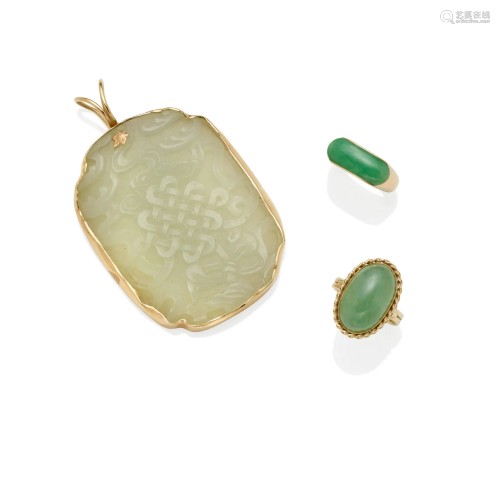 A GROUP OF 14K GOLD, JADEITE AND NEPHRITE JEWELERY