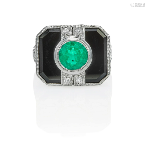 A PLATINUM, EMERALD, ONYX AND DIAMOND RING