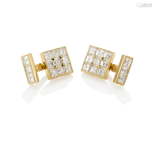 A PAIR OF 18K GOLD AND DIAMOND CUFFLINKS