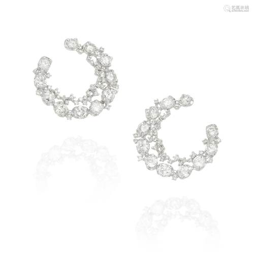 A PAIR OF 18K WHITE GOLD AND DIAMOND EARRINGS