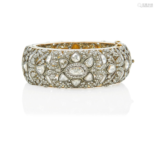 A 14K GOLD AND DIAMOND HINGED BANGLE