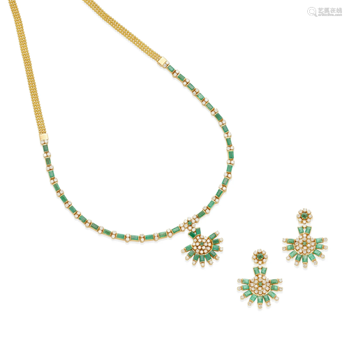 AN 18K GOLD, EMERALD AND DIAMOND NECKLACE AND EARRING SET