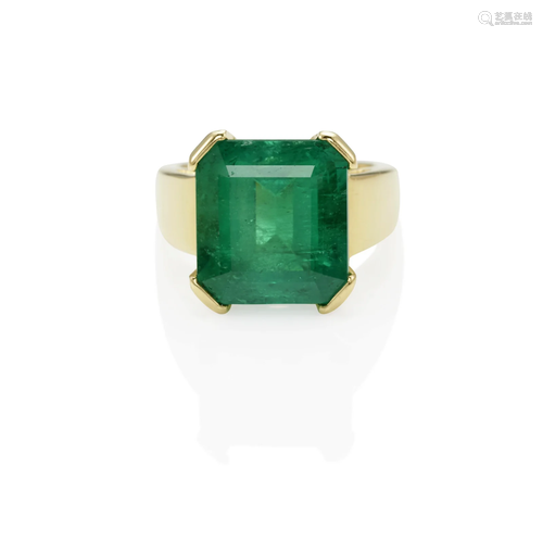 AN 18K GOLD AND EMERALD RING