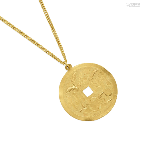 A GOLD PENDANT NECKLACE