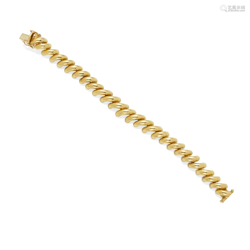 AN 18K GOLD BRACELET