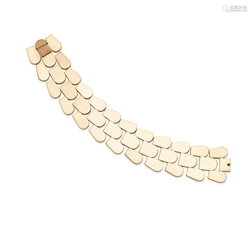 AN 18K GOLD BRACELET