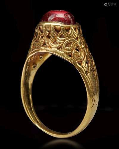 AN AGATE SEAL GOLD RING