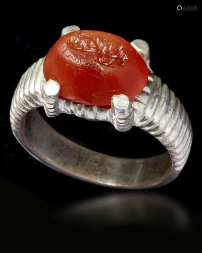 AN AGATE SEAL SILVER RING