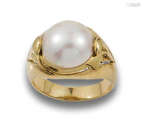 18 kt yellow gold ring.