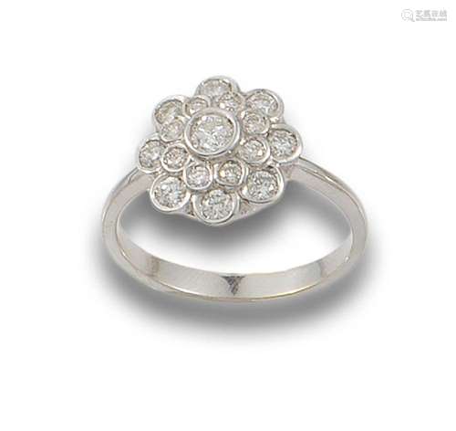 18 kt white gold rosette ring.