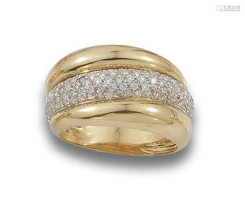 18 kt gold bombé ring with white sights.