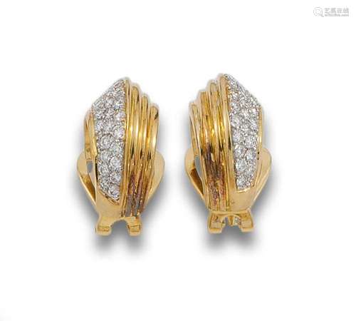 Creole half earrings, signed VASARI, in 18 kt yellow gold an...