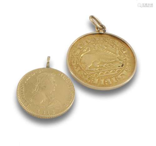 Lot of two yellow gold pendant coins: 2 coats of arms of Fer...