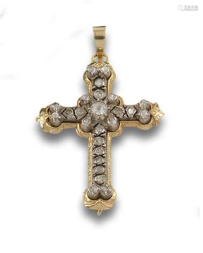 18 kt yellow gold cross pendant.