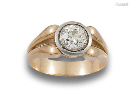 Solitaire ring in 18 kt yellow gold and white front.