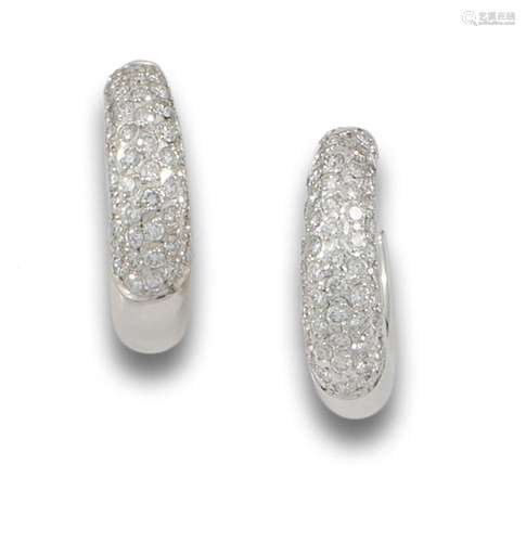 18 kt white gold creole earrings.