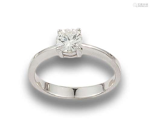 18 kt white gold solitaire ring.