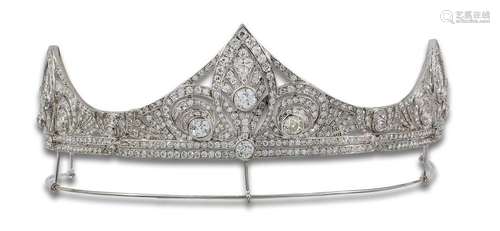 Elegant tiara, Art Deco style, in 18 kt white gold.