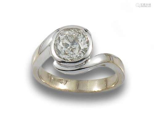 18 kt white gold solitaire ring.