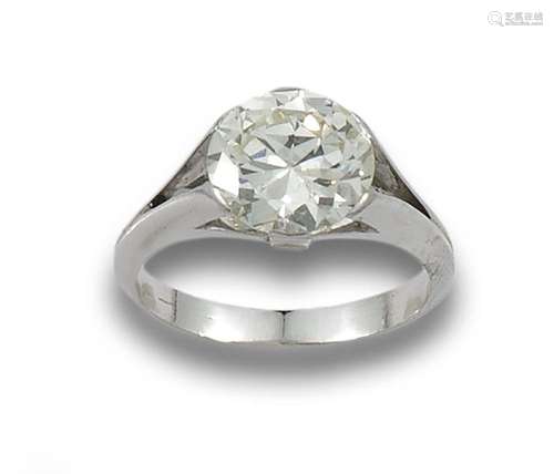 18 kt white gold solitaire ring.