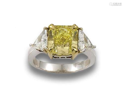 White gold solitaire ring with 18 kt yellow claws.