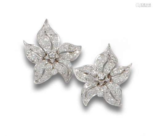 18 kt white gold flower earrings.