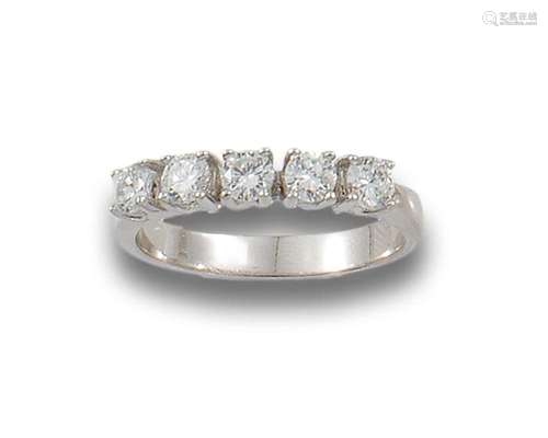 Cinquillo ring in 18 kt white gold.