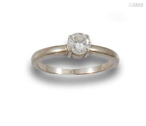 18 kt white gold solitaire ring.