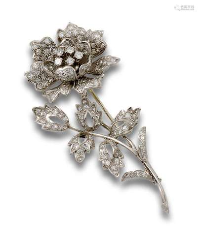 Flower brooch signed J.ROCA in platinum made up of brilliant...