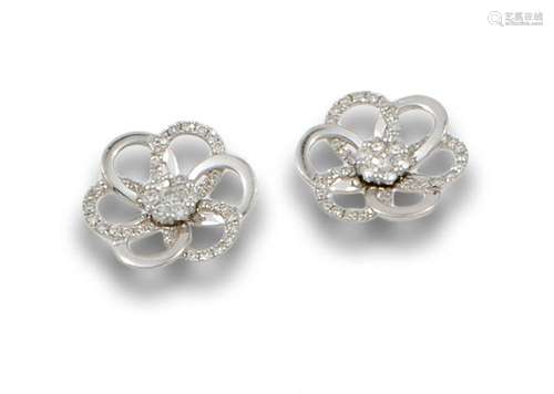 18 kt white gold flower earrings.