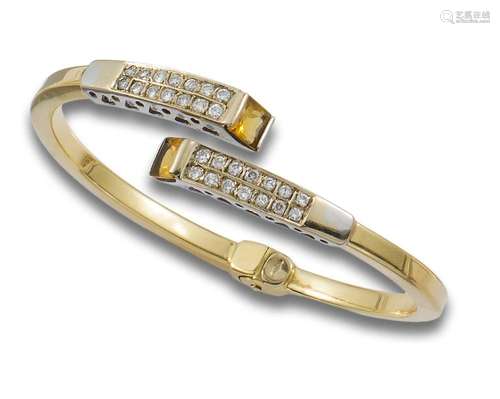 Semi-rigid 18 kt white and yellow gold bracelet.