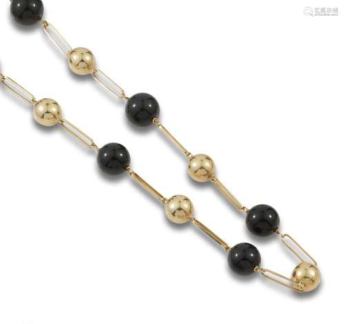 Long necklace of 13 mm calibrated onyx beads.